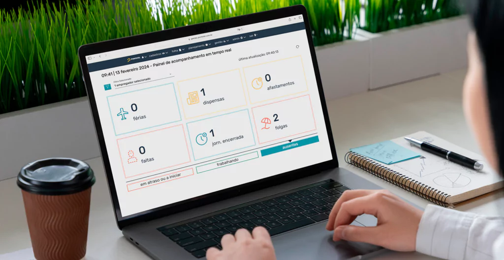 Notebook com tela da plataforma Pontotel no gerenciamento de atesados