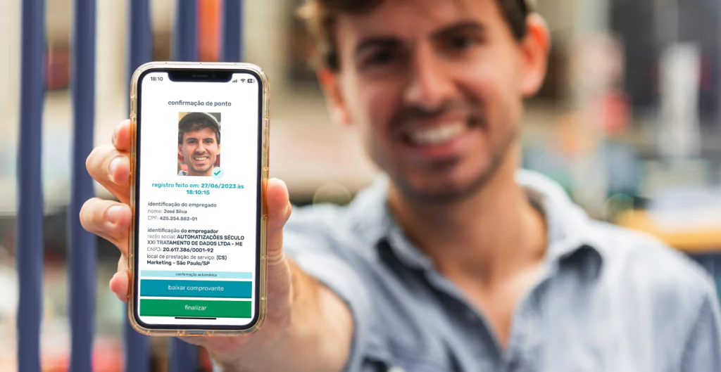 Homem mostrando a tela do celular com o registro de ponto feito no sistema de ponto com reconhecimento facial da Pontotel 