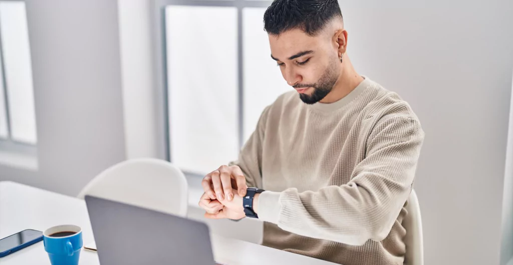 imagem de um homem olhando o relógio, representando o modelo de banco de horas