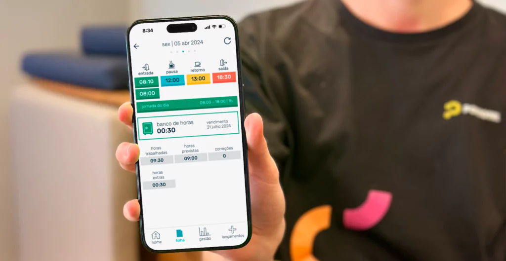 pessoa segurando um celular mostrando o app da Pontotel, representando o modelo de banco de horas