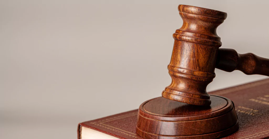 imagem de um martelo de juíz, representando o que a lei diz sobre o sistema previdenciário do brasil