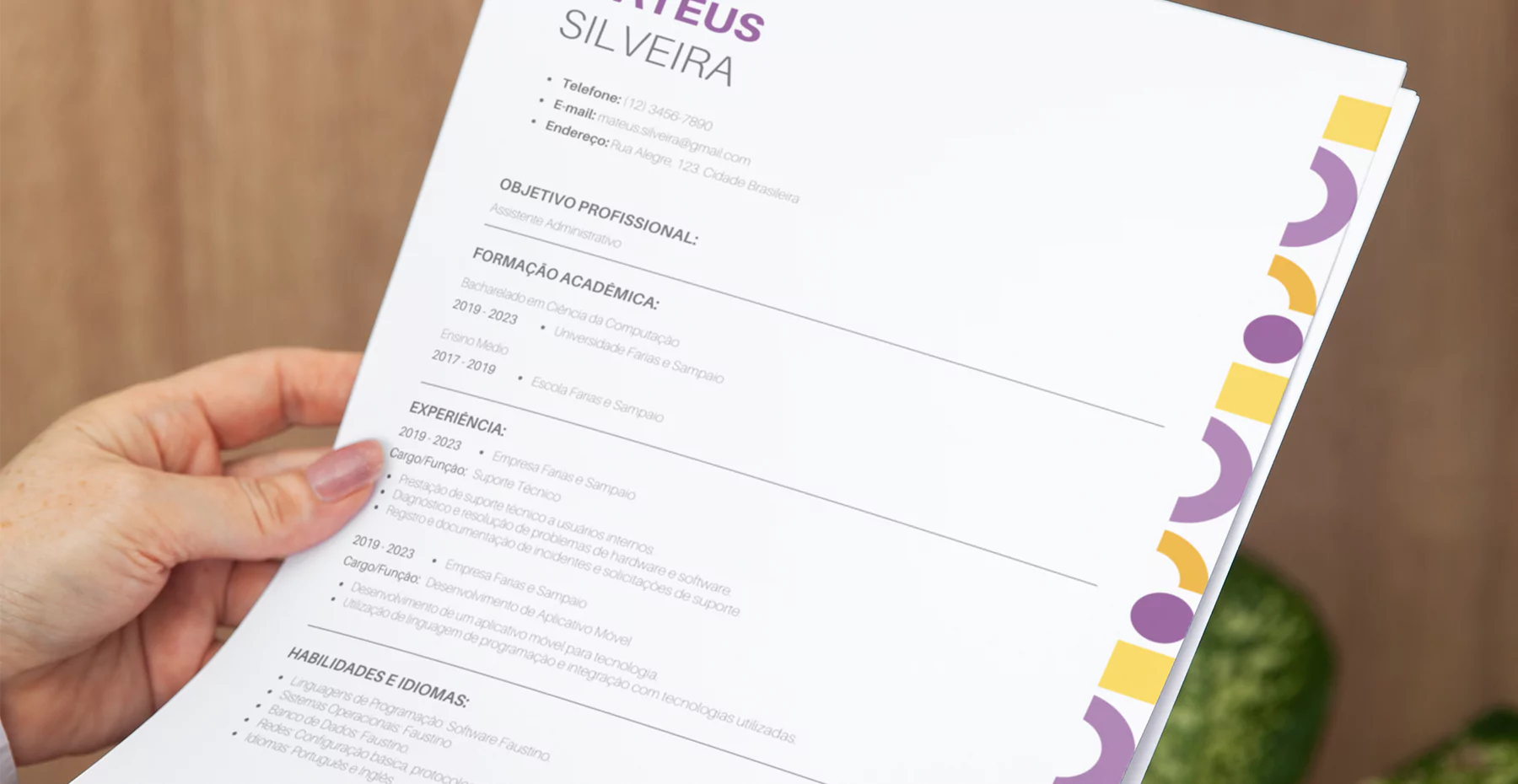 Pessoas segurando um currículo