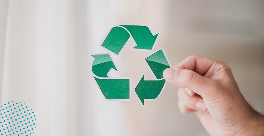 imagem de uma pessoa segurando o símbolo de reciclagem