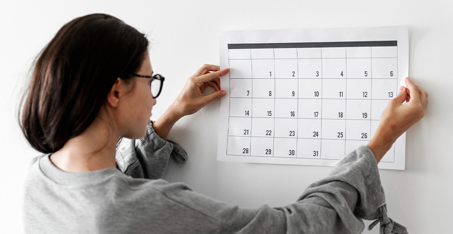 Mulher segurando um calendário